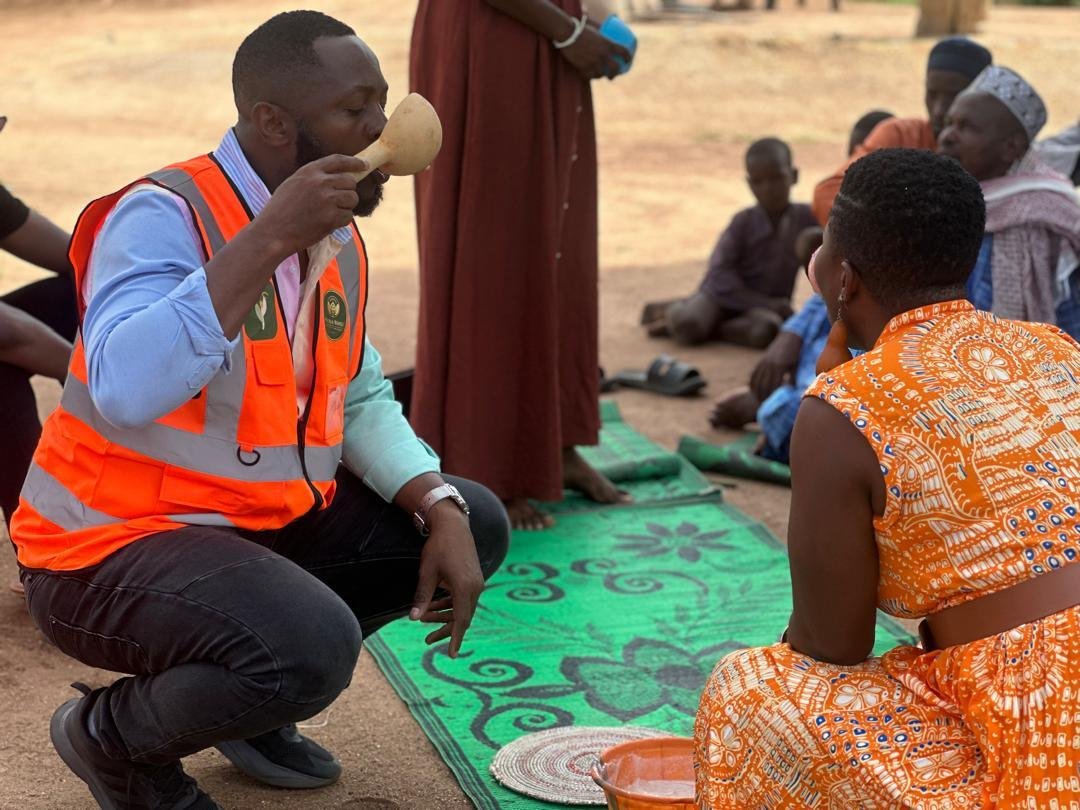 Réunion sous un préau communautaire au Bénin entre producteurs agricoles et conseiller AgriElev